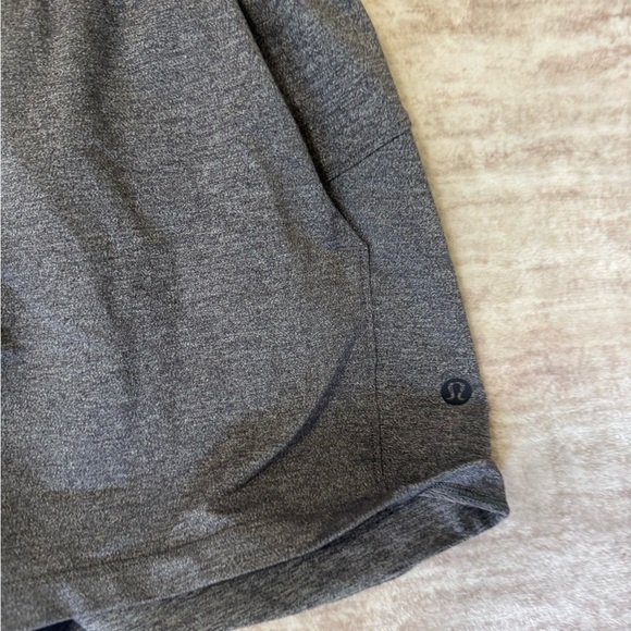 Lululemon on the fly shorts size 4 - Picture 3 of 6